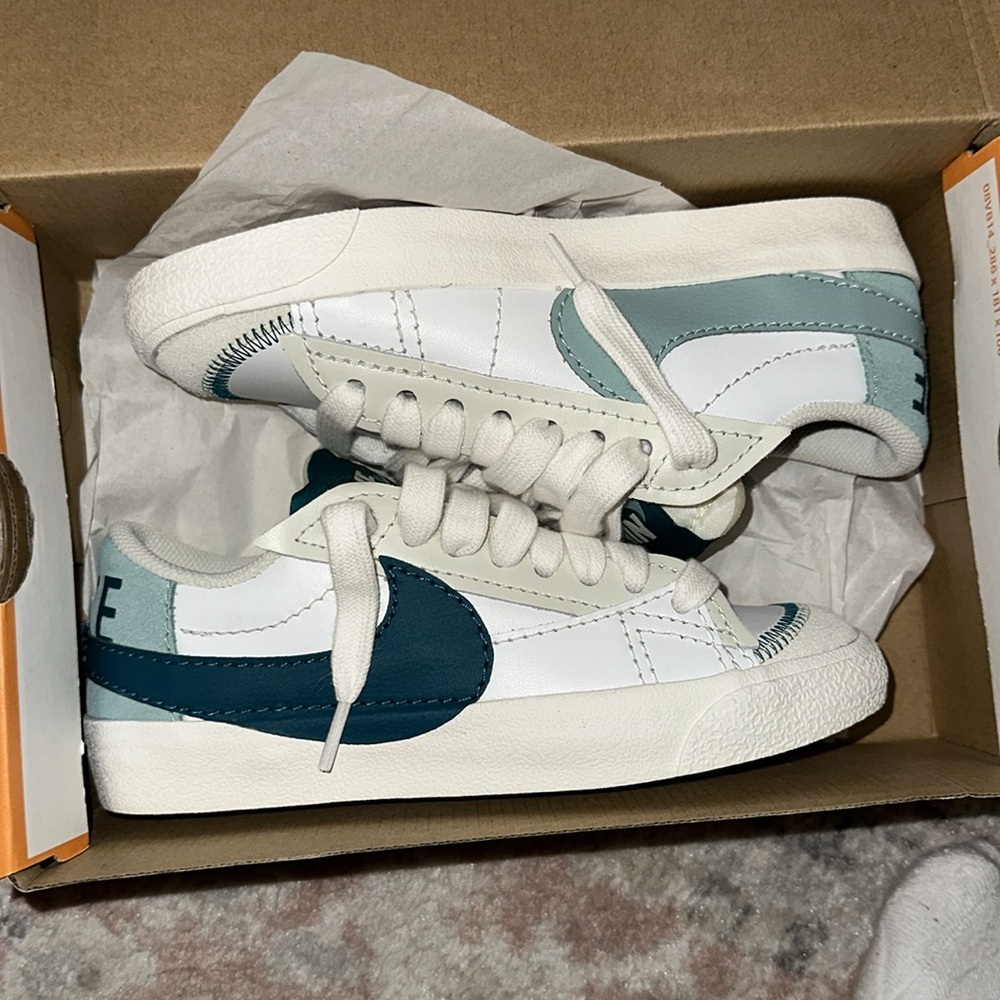 WOMEN'S NIKE BLAZER LOW '77 JUMBO Sneakers